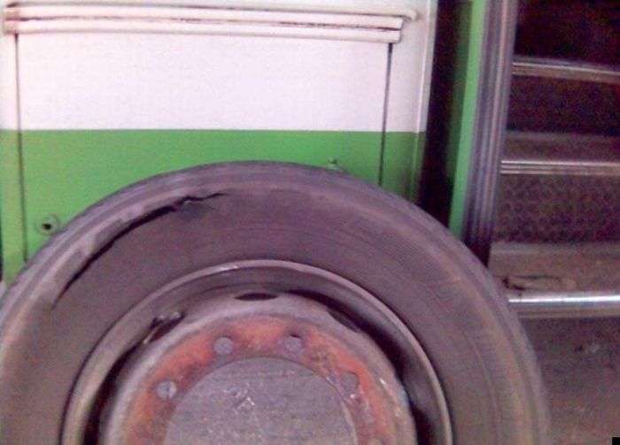 Не сидите на колесе в автобусе (7 фото) 