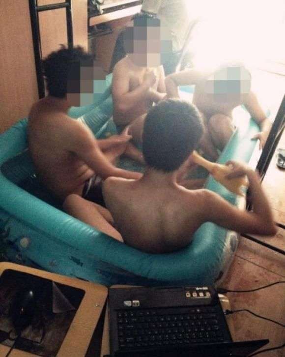  Китайские студенты спасаются в общагах от жары (11 фото) 