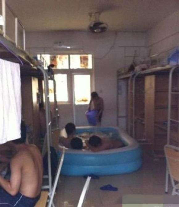  Китайские студенты спасаются в общагах от жары (11 фото) 
