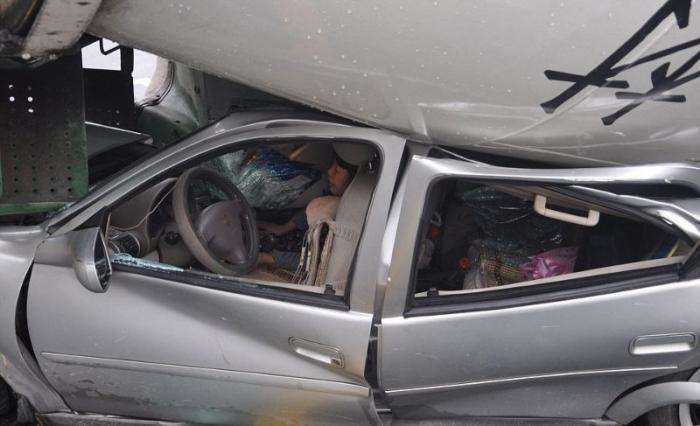 Бетономешалка раздавила автомобиль (8 фото) 
