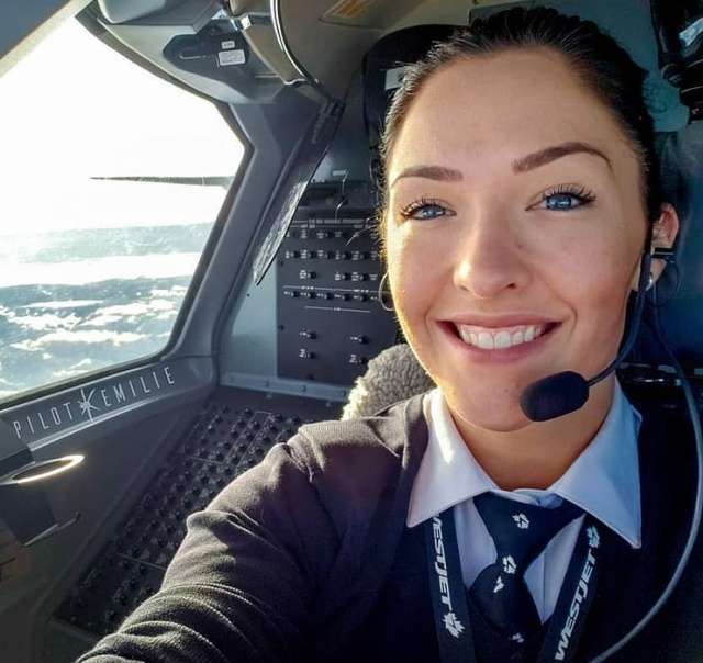 Девушка, которая работает пилотом Всячина