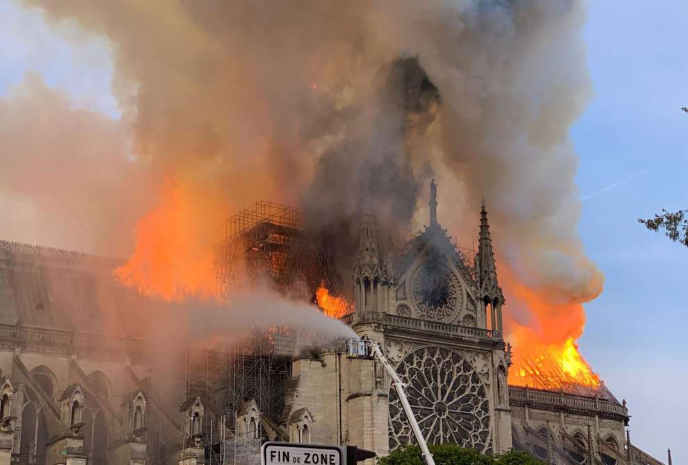 В Париже 9 часов горел Нотр-Дам де Пари МиР