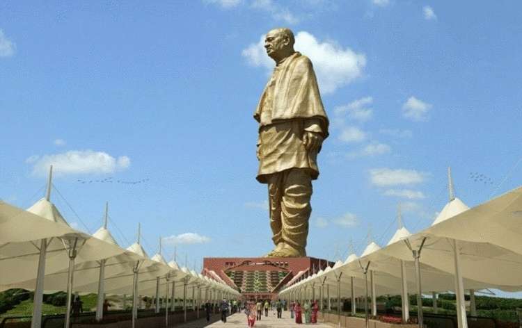 В Индии возвели самую высокую статую в мире, и чтобы оценить масштаб, нужно взглянуть на её ноги 
