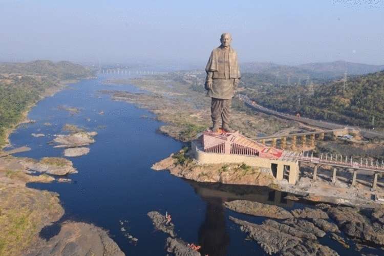 В Индии возвели самую высокую статую в мире, и чтобы оценить масштаб, нужно взглянуть на её ноги 