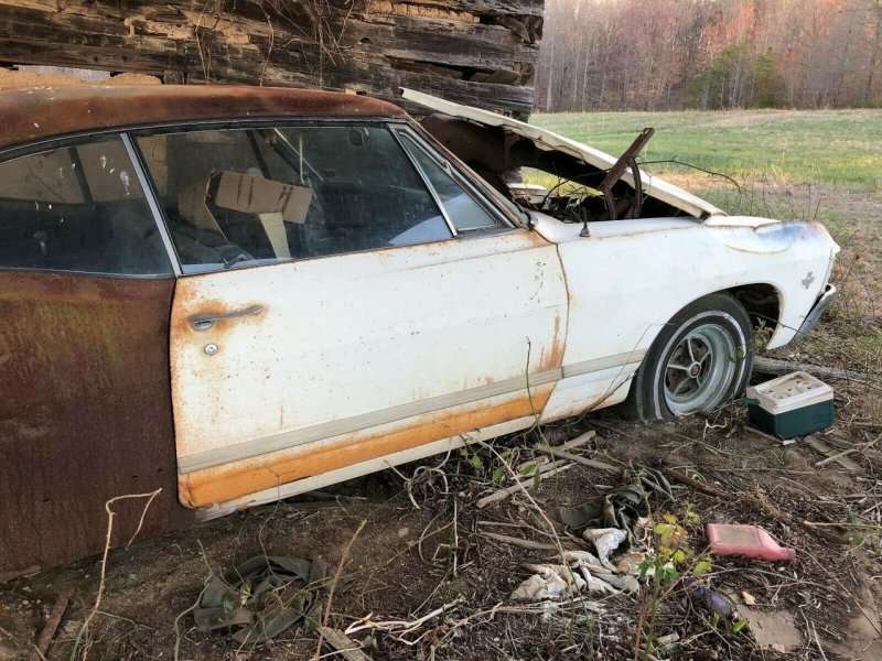 Брошенная Chevrolet Impala простояла 35 лет под навесом в поле 