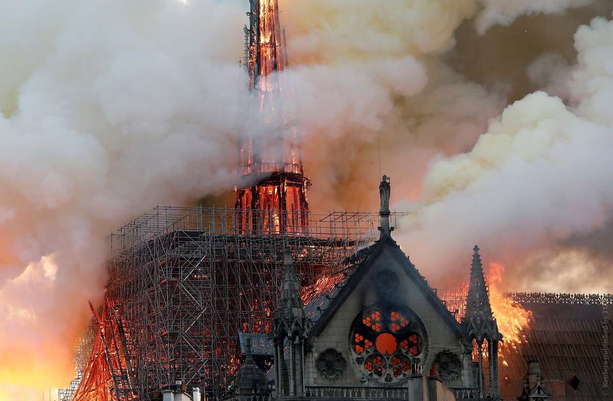 РПЦ призвала французов покаяться после пожара в Нотр-Дам де Пари Нотр-Дам де Пари,общество,пожар,Франция