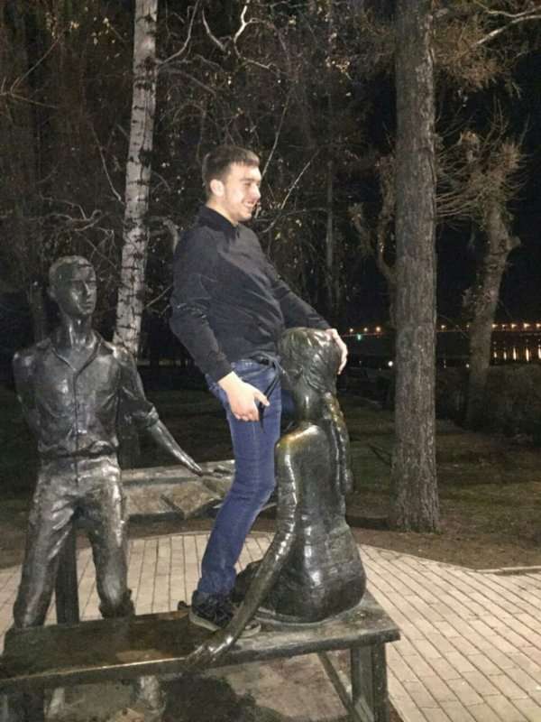 Саратовский студент показал отсутствие мозгов фотками со скульптурой Всячина