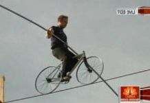 Новий рекорд: на велосипеді по 70-метровому канату