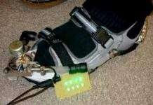 Взуття забезпечить електрикою мобільник