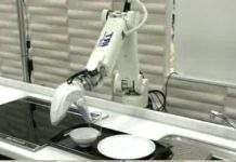 Робот-рука помиє посуд