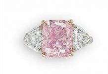 Рожевий діамант продали за 10,8 млн. доларів