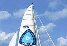 Катамаран з пляшок готується до плавання