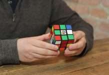 Дитина зібрав кубик Рубіка за 8,8 секунди