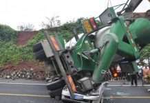 Бетономішалка розчавила автомобіль (8 фото)