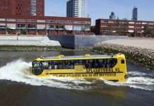 Автобус-амфбия готовий до подорожі