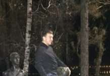 Саратовський студент показав відсутність мізків фотками зі скульптурою