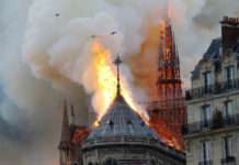 У Парижі 9 годин горів Нотр-Дам де Парі