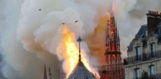 У Парижі 9 годин горів Нотр-Дам де Парі