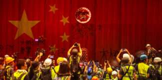 Протести в Гонконгу: Чому Трамп не критикує Сі Цзіньпіна?