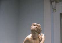 «Скорчившаяся Венера»: статуя в дивній позі