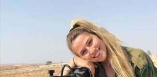 Чоловік заходить в квітковий магазин