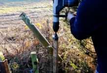 Забиває деревяні кілки перфоратором