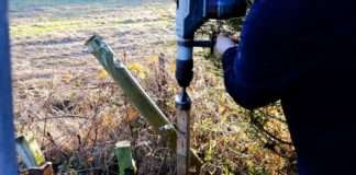 Забиває деревяні кілки перфоратором