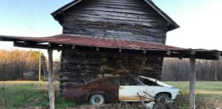 Цей Chevrolet Impala простояв під навісом 35 років — справжня знахідка сарайная