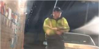 Не впоравшись зі шлангом на автомийці водій розсмішив своїх друзів