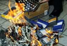 Син вимагає 5 мільйонів компенсації від батьків, выкинувших його колекцію фільмів для дорослих