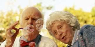 Слабкі, не креативні, погано вчаться: 10 найпоширеніших міфів про старіння