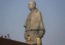 В Індії звели найвищу статую в світі, і щоб оцінити масштаб, потрібно поглянути на її ноги