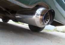 Як пенсіонер провчив молодого хлопця, який газонув на своїй машині під його вікнами