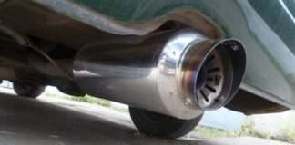 Як пенсіонер провчив молодого хлопця, який газонув на своїй машині під його вікнами