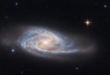 Космический Танго UGC 3478: Когда спирали встречаются с черной дырой