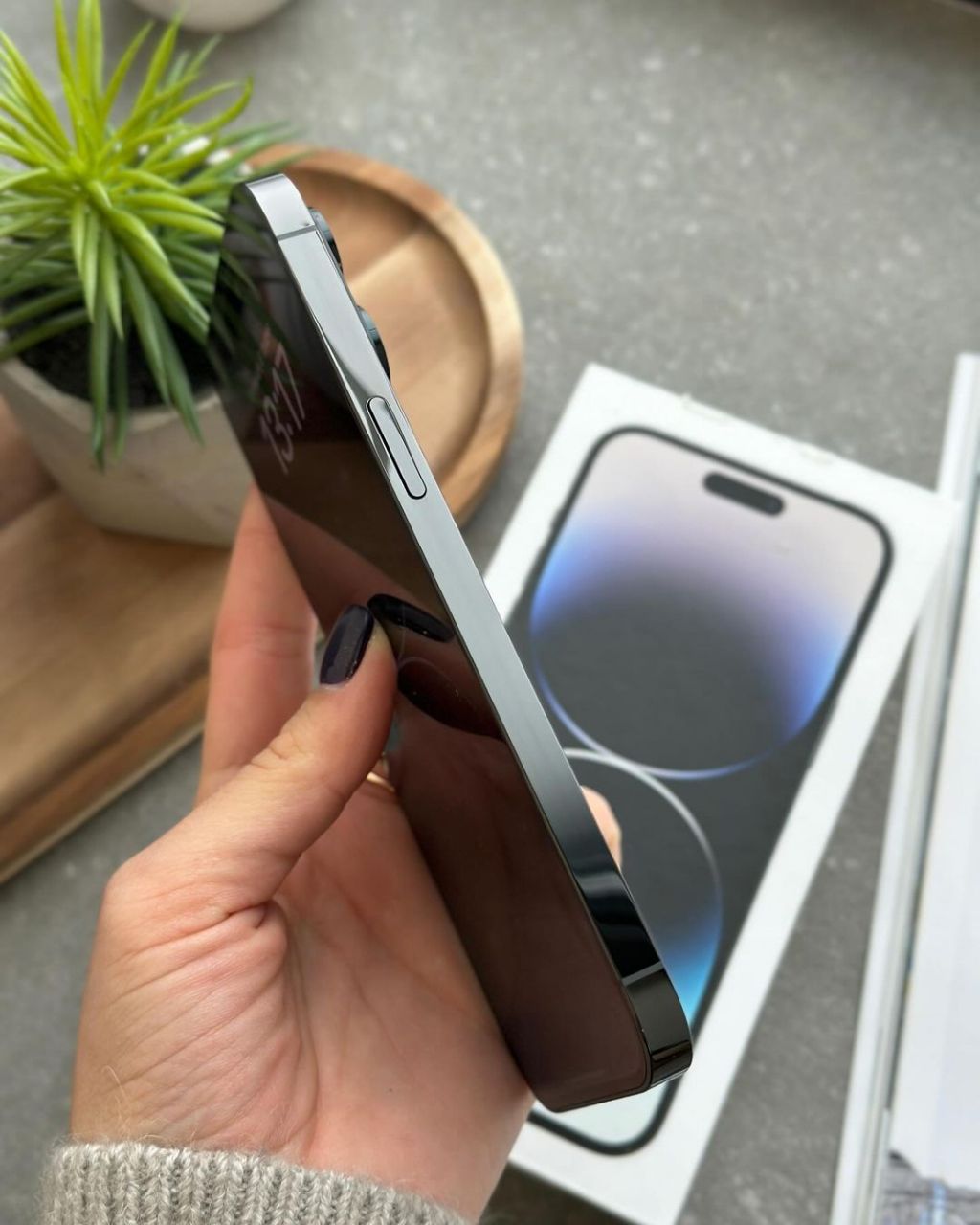 б/у iPhone 14 Pro в руці