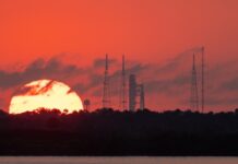 Сонце сходить на стартовому майданчику Артеміда-2 | Космічна фотографія дня 30 березня 2026 року