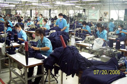 โรงงานผลิตเสื้อผ้าไทย garment factory