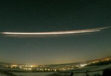 Beim Wiedereintritt der Rakete warf Metall in den Himmel